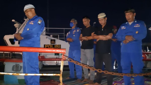 Akrabnya Polisi dan Nelayan Surabaya, Berbuka Puasa, Sholat dan Sahur di Tengah Laut