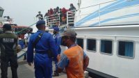 Polres Sumenep Evakuasi Penumpang Kapal Sabuk Nusantara 91 yang Kandas di Pulau Setabok