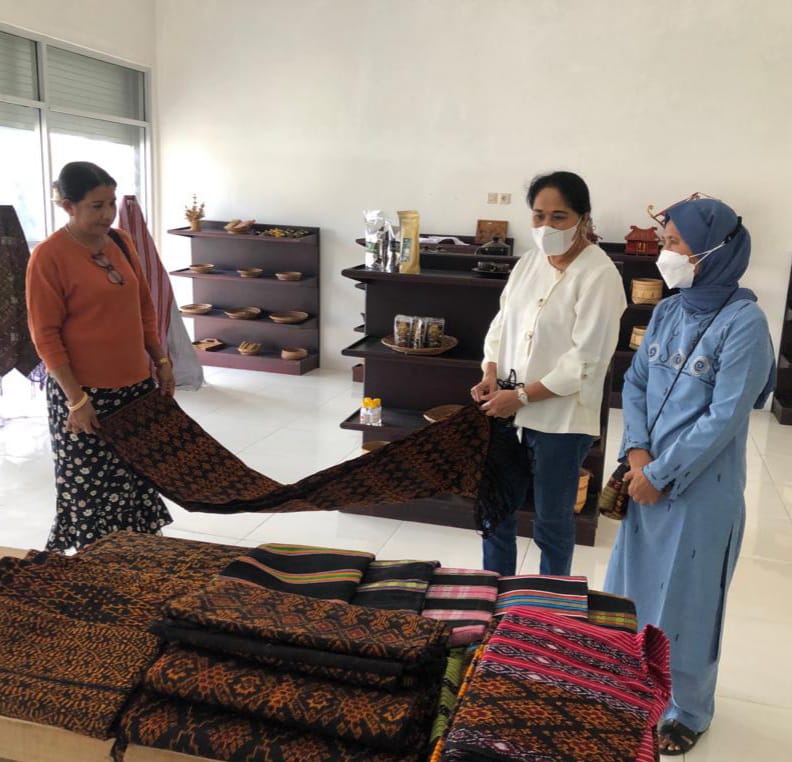 Ketua Dekranasda Malaka dan Ende Begitu Akrab Bertemu Di Bumi Pancasila