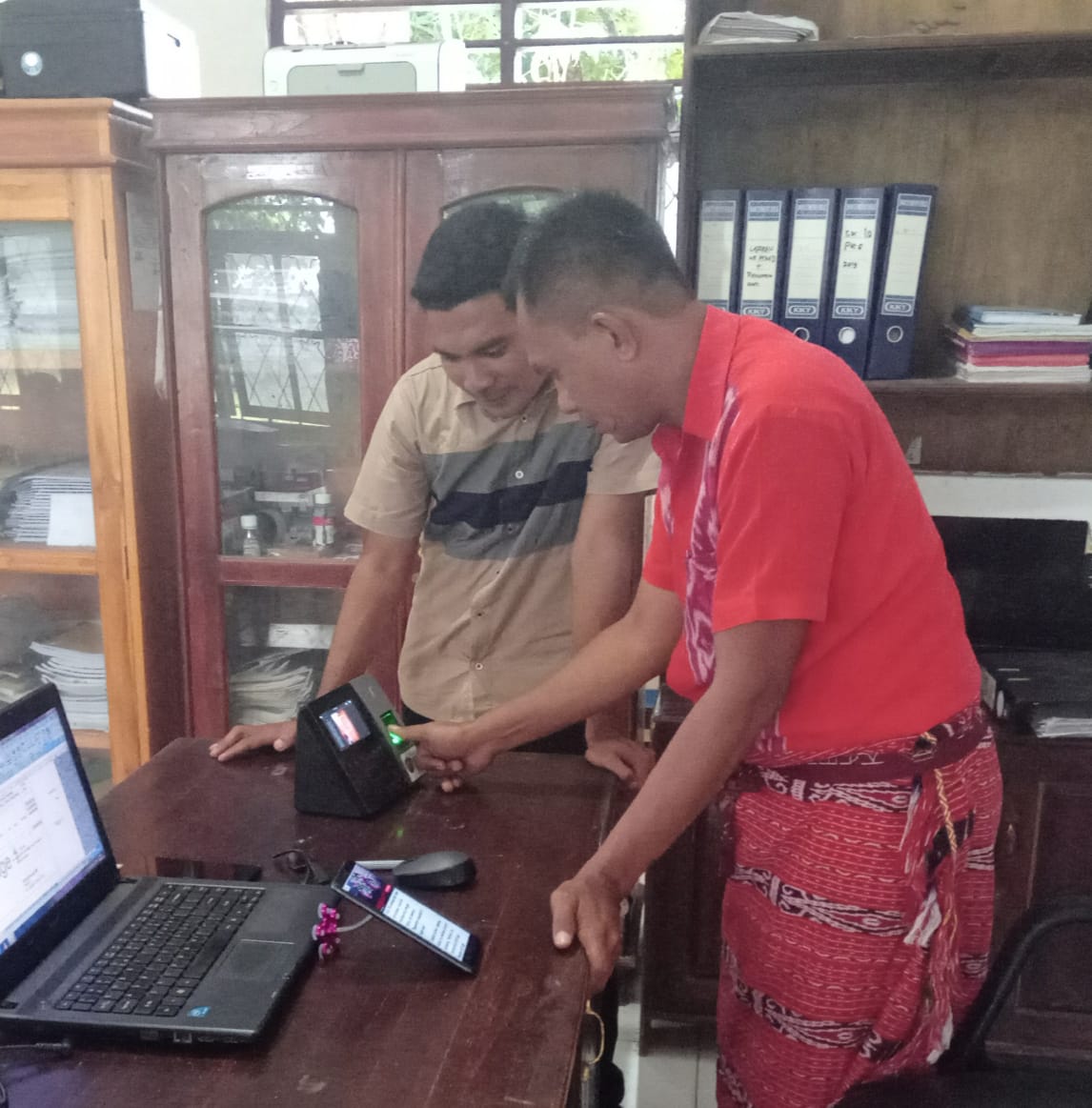 Pegawai Dinas P&K Lakukan Rekam Sidik Jari dan Gambar Absensi Elektronik
