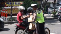 Cara Unik Polantas Polres Tanjung Perak Sampaikan Pesan Kamseltibcarlantas