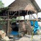 Keterangan Foto : Kondisi rumah yang ditempati oleh Bu Sumini warga Desa Kedungrejo Dusun Kedung galih RT 10 RW 04 Kecamatan Balerejo Kabupaten Madiun.  Minggu 05/06/22 (DYN/deliknews.com)