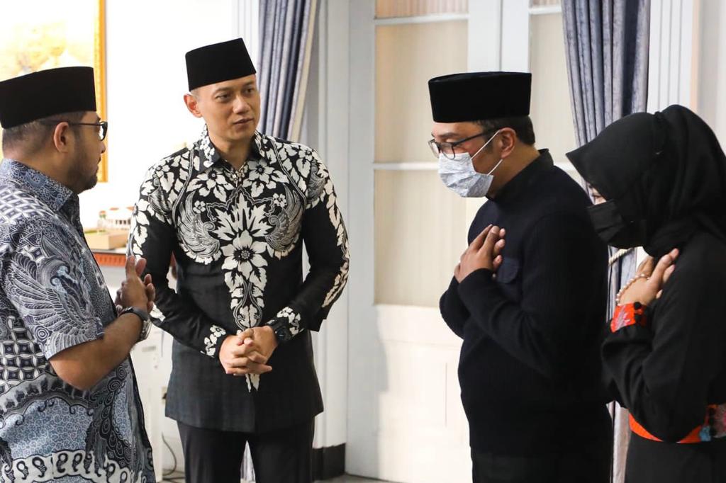 Takziah ke Rumah Ridwan Kamil, AHY Sampaikan Belasungkawa Untuk Eril
