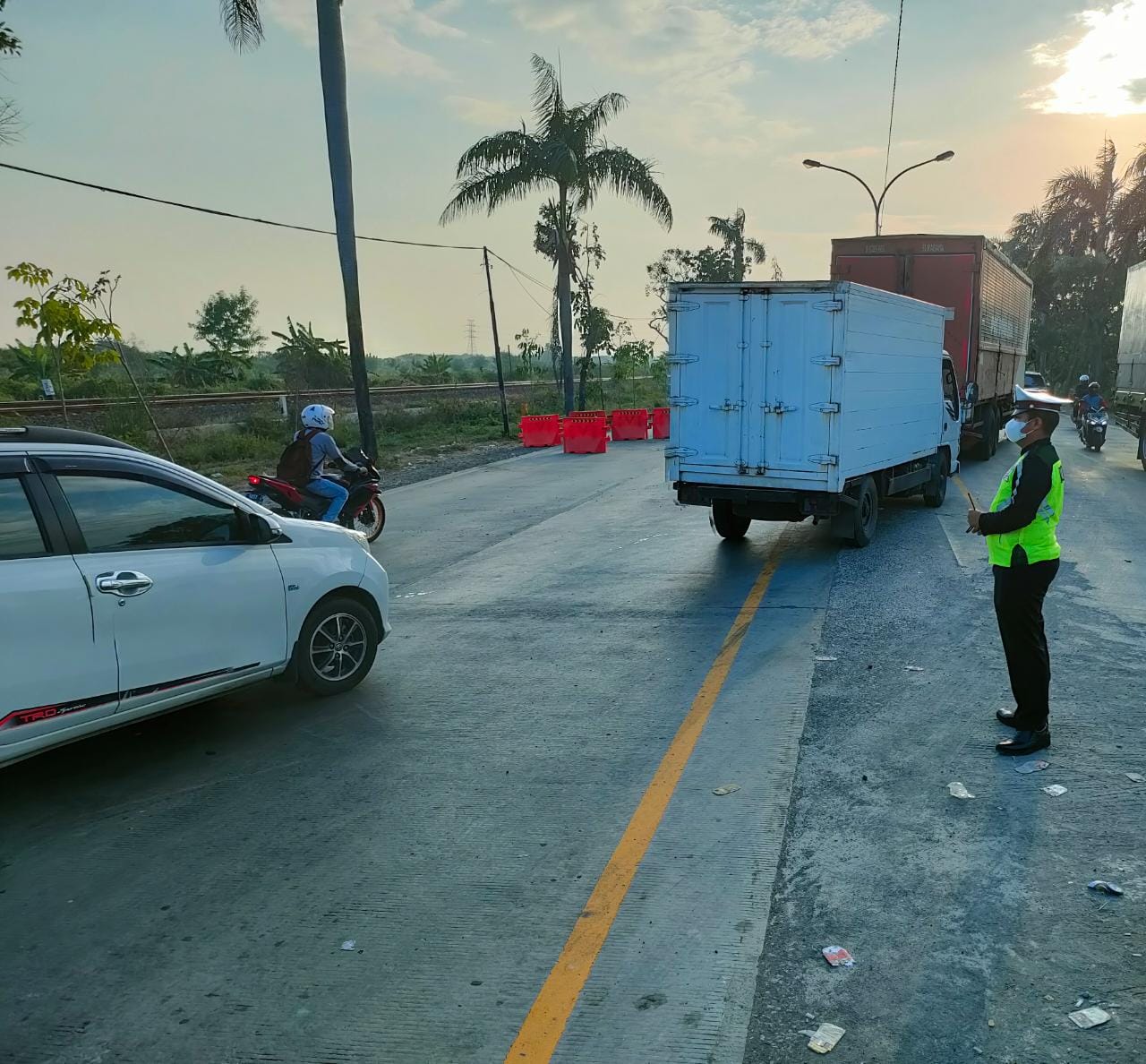 Jalan Lintas Kabupaten Diperbaiki Polres Lamongan Siapkan Jalur Alternatif