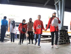 Ajak Ratusan Penyandang Disabilitas Naik Kereta Api, Polwan Polresta Malang Kota Ziarah ke Makam Bung Karno