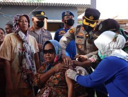 Polres Probolinggo Kota Bersama Forkopimda Dorong Percepatan Vaksinasi Difteri di Gili Ketapang