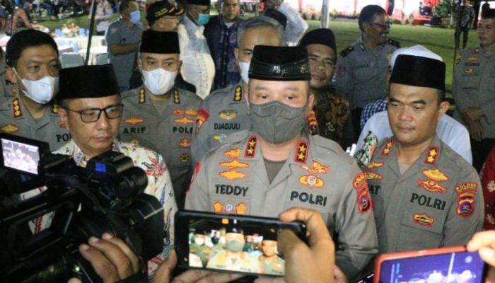 Kapolda Sumbar Irjen Pol Teddy Minahasa Putra diwawancarai Wartawan usai penyerahan bansos di Mentawai, Selasa malam (6/9/22).