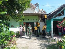 Kompak Polisi di Bojonegoro Bersama TNI dan Satpol PP Perbaiki Rumah Warga Akibat Angin Puting Beliung