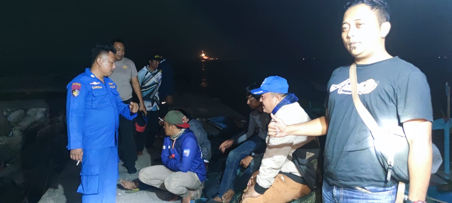 Ditpolairud Polda Jatim Berhasil Selamatkan Kapal Pemancing yang Terombang – ambing di Perairan Gresik