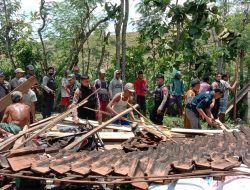 Gotong royong, Polres Bojonegoro Evakuasi dan Beri Bantuan Korban Bencana Angin Kencang