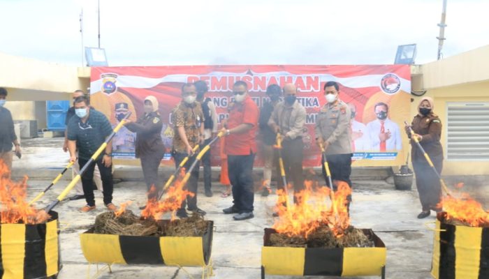 Polda Sumbar musnahkan barang bukti ganja kering dipimpin Dirresnarkoba Polda Sumbar Kombes Pol Roedy Yoelianto, S.Ik bersama Kabid Humas Kombes Pol Dwi Sulistyawan, S.Ik dan pihak Kejaksaan Negeri Padang, Kamis (13/10/22) di Mapolda Sumbar.