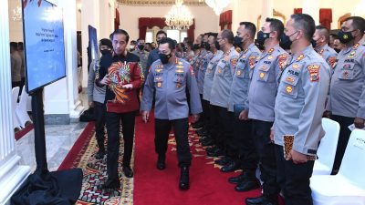 Presiden Joko Widodo melakukan pertemuan dengan jajaran Kepolisian Negara Republik Indonesia (Polri), mulai dari para pejabat utama Mabes Polri, kepala kepolisian daerah (kapolda), hingga kepala kepolisian resor (kapolres) seluruh Tanah Air di Istana Negara, Jakarta, pada Jumat, 14 Oktober 2022.