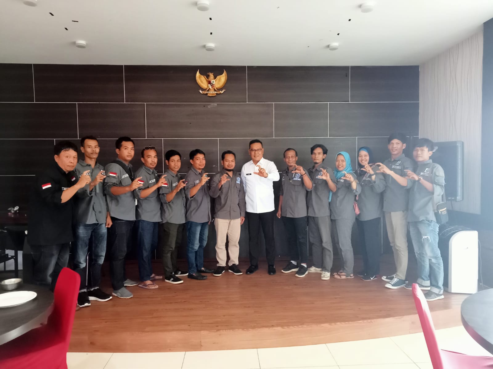 Ketua DPD Pemerhati jurnalis siber (PJS ) Sumatra Selatan Serahkan Pataka Dan SK Kepengurusan Ke DPC Lahat