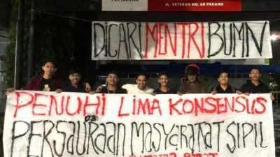 Sekelompok pemuda tergabung dalam Persaudaraan Masyarakat Sipil (PMS) Sumatera Barat memasang ratusan spanduk kecaman terhadap Mentri BUMN di berbagai perusahaan Milik BUMN di Kota Padang, Rabu (26/10/22).