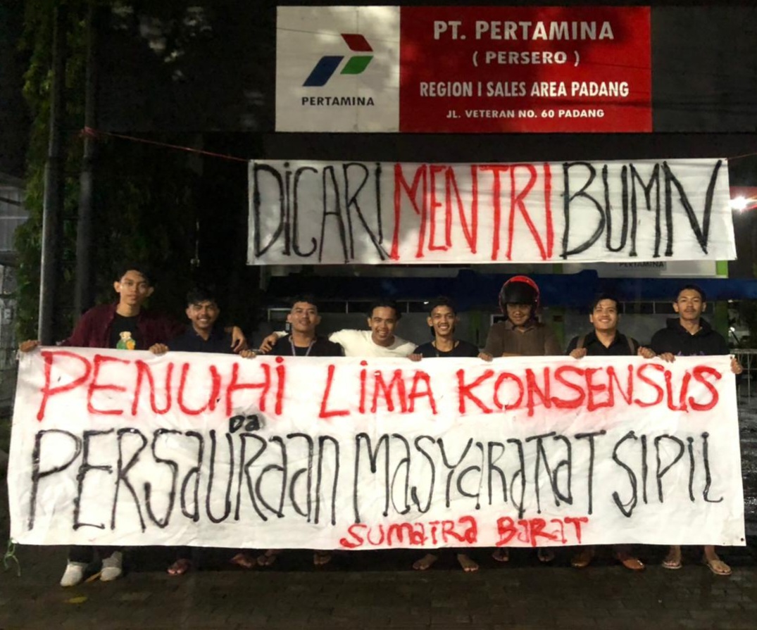 Sekelompok pemuda tergabung dalam Persaudaraan Masyarakat Sipil (PMS) Sumatera Barat memasang ratusan spanduk kecaman terhadap Mentri BUMN di berbagai perusahaan Milik BUMN di Kota Padang, Rabu (26/10/22).