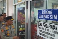 Kapolda Sumatera Barat Irjen Pol Suharyono, mengecek layanan yang ada pada satuan Penyelenggara Administrasi SIM di Satpas Polresta Bukittinggi