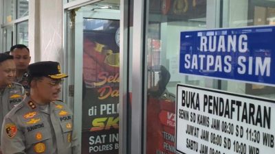 Kapolda Sumatera Barat Irjen Pol Suharyono, mengecek layanan yang ada pada satuan Penyelenggara Administrasi SIM di Satpas Polresta Bukittinggi
