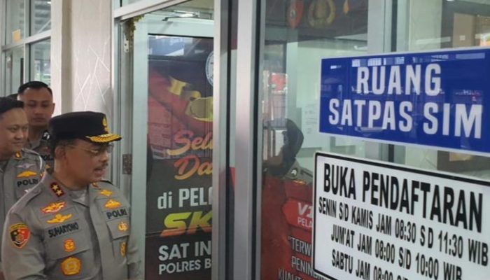 Kapolda Sumatera Barat Irjen Pol Suharyono, mengecek layanan yang ada pada satuan Penyelenggara Administrasi SIM di Satpas Polresta Bukittinggi