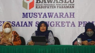 Ketua Bawaslu Pasaman, Rini Juita (tengah).