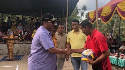 Bupati Pasaman, Benny Utama, saat menyerahkan Bola Volly, pada pembukaan Open Turnamen Volly Ball di Nagari Tanjung Betung Cup, (20/11/22).