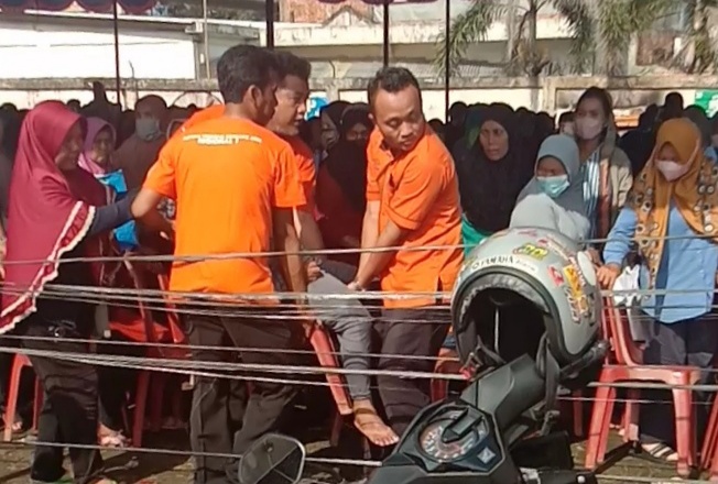 foto warga penerima Bansos yang pingsan