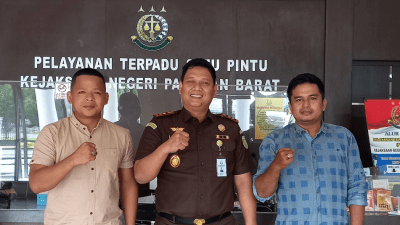 Wartawan Deliknews, Darlinsah, SH dan Wartawan Nusantara Media, Ari Hendriko, silaturrahmi dengan Kajari Pasaman Barat, Ginanjar Cahya Permana, Selasa (22/11/22).