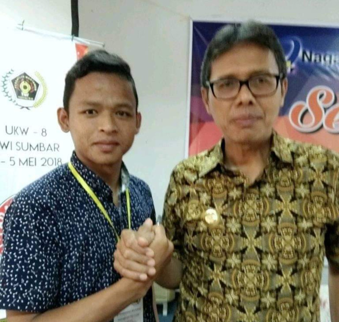 Darlinsah bersama Gubernur Sumatera Barat, Irwan Prayitno, pada kegiatan UKW di Padang.