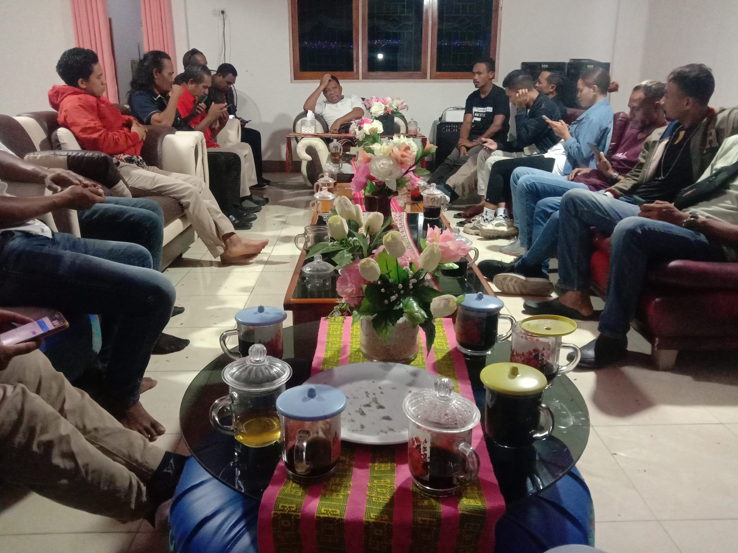 Bupati Malaka Ngopi Bareng Wartawan; Minta Wartawan Harus Miliki Legilitas Perusahan