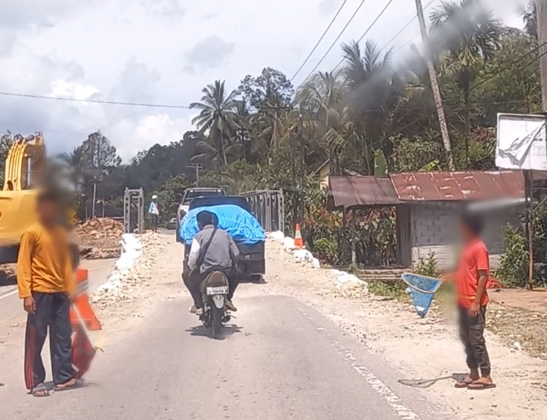 Jembatan BPJN Sumbar Bahayakan Pengendara, Anak - anak terpaksa Minta Sumbangan Atur Lalu Lintas, Minggu (27/11/22)