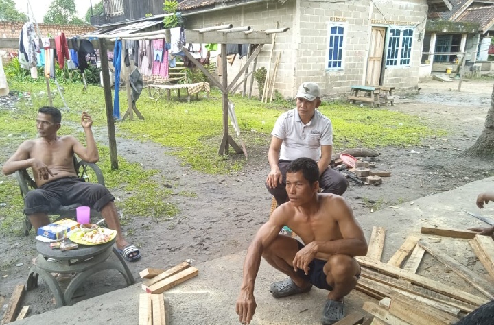 Kekompakan Warga 2 RT Membuat Meja Gaple