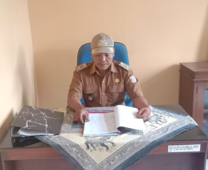 Ismail Marzuki Kepala Desa Santan Sari