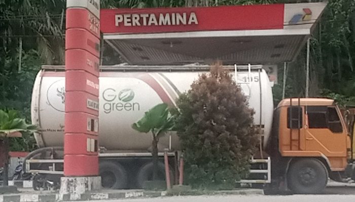 Truk perusahaan pengangkut semen isi Bio Solar di SPBU, Senin 19 Desember 2022.