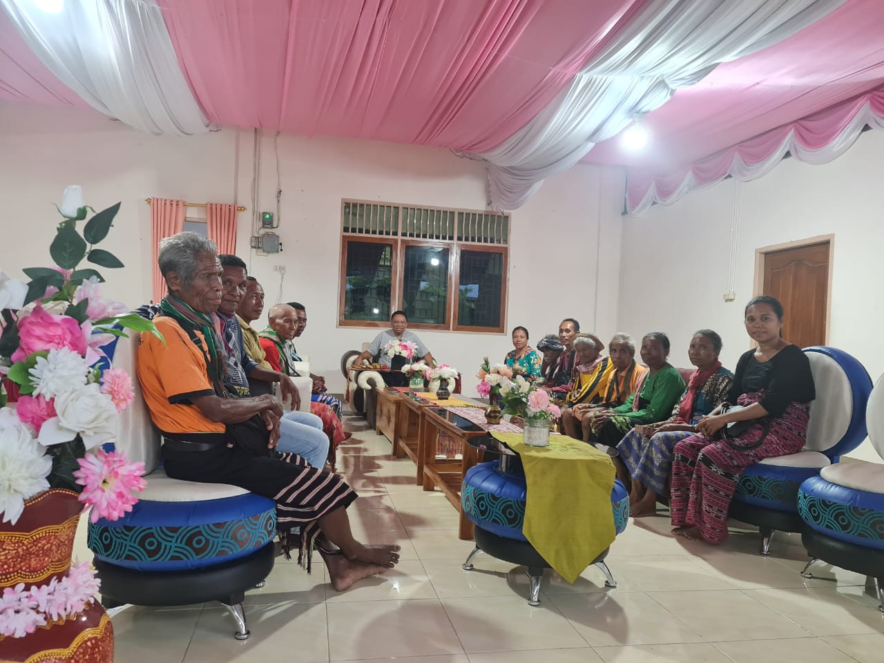 Masyarakat “Curhat” di Rumah Jabatan, Ini Kata Bupati Simon