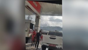 Mobil plat merah isi Bio Solar di SPBU, 7 November 2022.