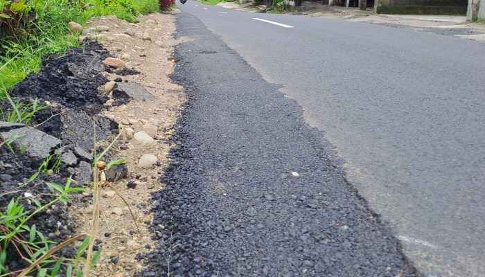 Aspal Pemeliharaan Berkala Jalan Provinsi di Ruas Padang Sawah - Kumpulan yang diperbaiki hanya sekira panjang 14 meter dan lebar 30 cm, Kamis (5/1/23).