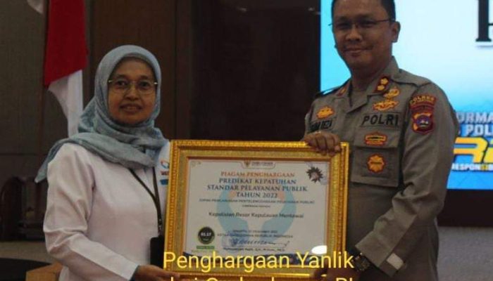 Piagam penghargaan diserahkan langsung Kepala Perwakilan Ombudsman Sumatera Barat, Yefri Heriani kepada AKBP Dr. Fahmi Reza di Lantai 4 Gedung Soekamto Polda Sumatera Barat, Senin (20/2/23).