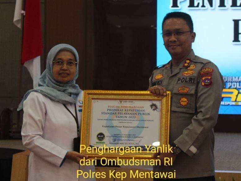 Piagam penghargaan diserahkan langsung Kepala Perwakilan Ombudsman Sumatera Barat, Yefri Heriani kepada AKBP Dr. Fahmi Reza di Lantai 4 Gedung Soekamto Polda Sumatera Barat, Senin (20/2/23).