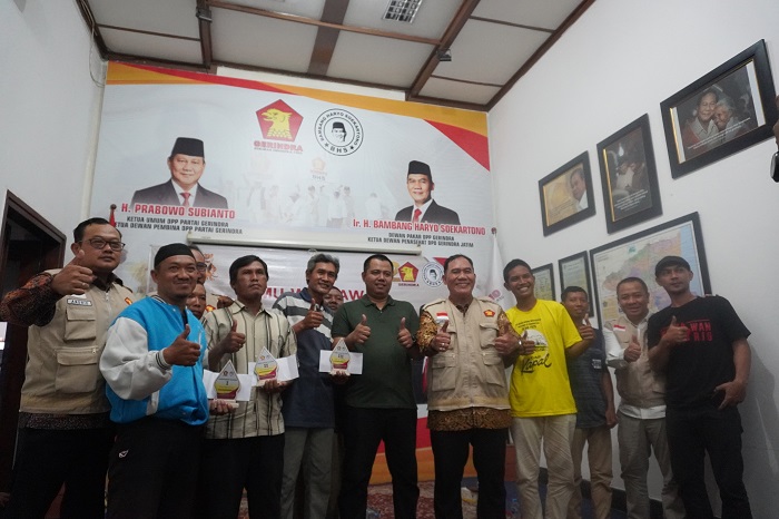 Bambang Haryo bersama loper koran dan wartawan