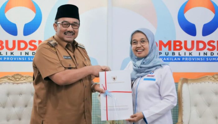 Bupati Pasaman H. Benny Utama menerima sertifikat penghargaan, yang diserahkan Kepala Ombudsman RI Perwakilan Sumatera Barat, Yefri Hariani, Senin (06/02/23), di lantai I Kantor Ombudsman, Padang.