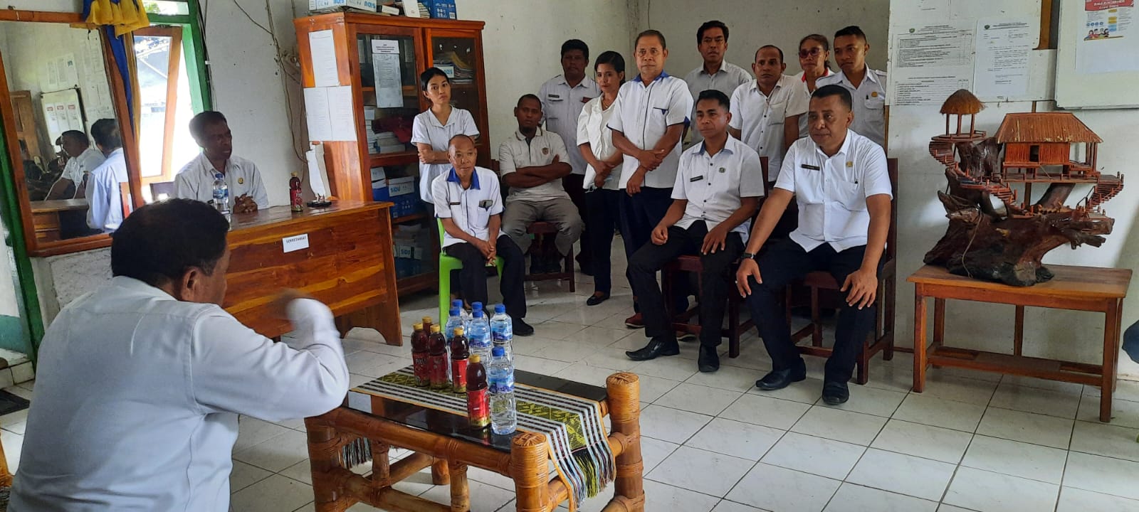 Datangi Dinas Nakertrans, Bupati Simon Support Para Pegawai