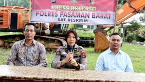 Kasubsipenmas Seksi Humas Ipda Admi Pandowita didampingi Kasat Reskrim AKP Fahrel Haris dan Kanit Tipidter Satreskrim Aipda Ilva Yanarida melakukan press release di halaman Mapolres, Jumat (24/2/23).