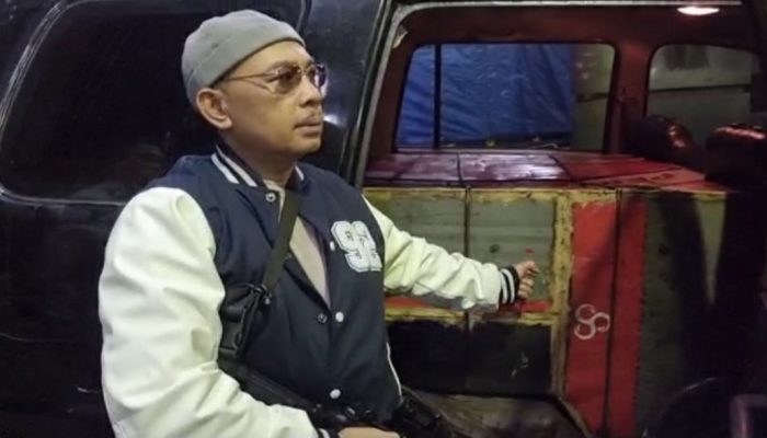 Kapolda Sumatera Barat Irjen Pol Suharyono tunjukkan tangki mobil yang modifikasi saat Sidak di SPBU, Rabu (21/2/23).
