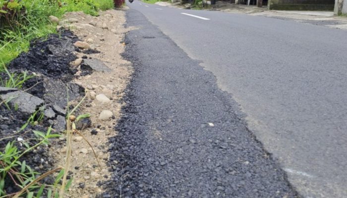 Aspal Pemeliharaan Berkala Jalan Provinsi di Ruas Padang Sawah - Kumpulan yang diperbaiki hanya sekira panjang 14 meter dan lebar 30 cm, Kamis (5/1/23).
