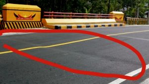 Baru selesai dibangun, jembatan BPJN Sumbar pada KM.183 + 750 di Batas Kota Lubuk Sikaping - Panti turun sehingga bergelombang, Jum'at (18/1/23).