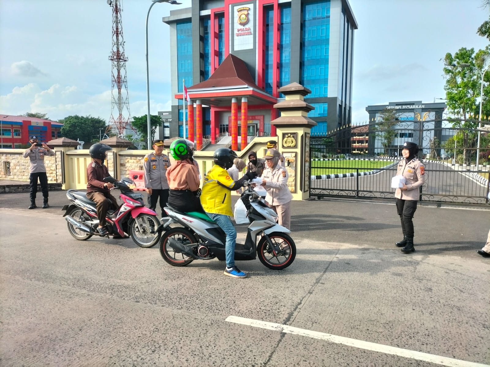 Karolog Polda Sumsel Bagikan Ratusan Takjil Kepada Pengguna Jalan dan Panti Asuhan Alhusnari