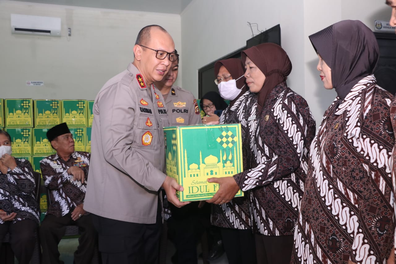 Kapolda Sumsel Berikan Bingkisan Lebaran Kepada Purnawirawan dan Warakawuri Polri Polda Sumsel
