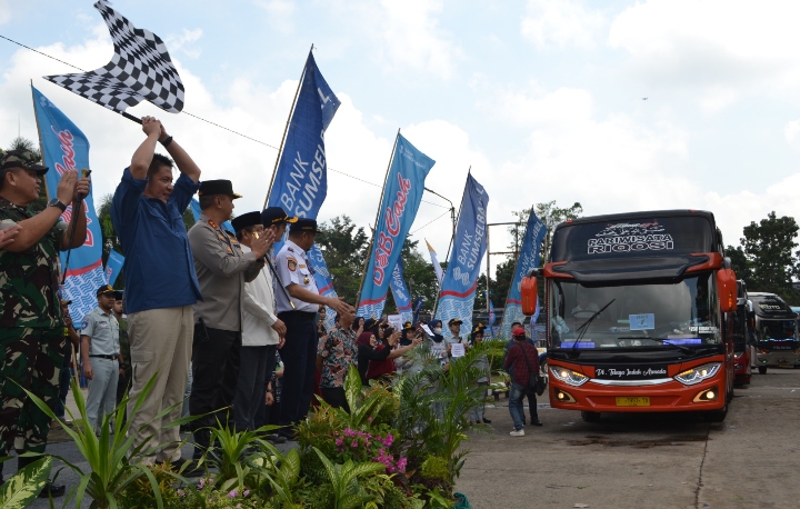 Kapolda Sumsel Dampingi Gubernur Lakukan Pelepasan Pemberangkatan Mudik Gratis