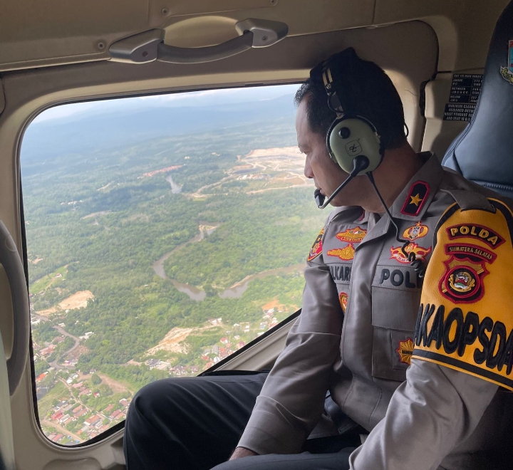 Wakapolda Sumsel Pantau Arus Lalu Lintas Ops Ketupat Musi 2023 Menggunakan helikopter Polri Beĺl 429 P-3202