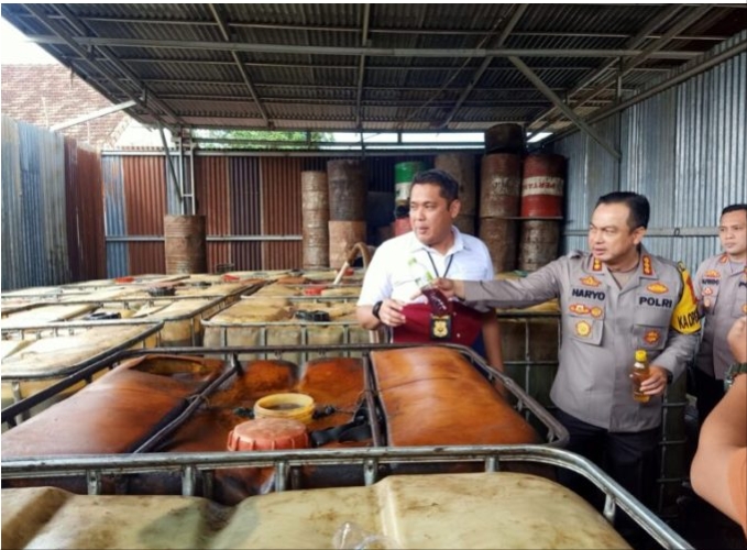 Polrestabes Palembang Amankan Gudang Penampungan Minyak Ilegal Driling