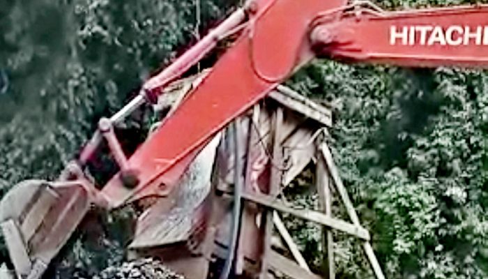 Aktivitas PETI di Tombang Mudik, Jorong Tombang, di Nagari Sinuruik, Kecamatan Talamau, Kabupaten Pasaman Barat, Rabu 10 April 2023